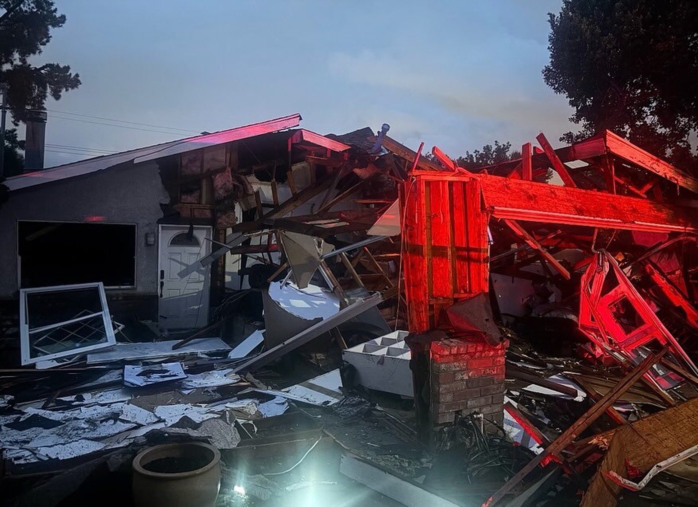 House explosion in Southern California injures 8 and damages nearby homes | iNFOnews.ca House explosion in Southern California injures 8 and damages nearby homes | iNFOnews.ca