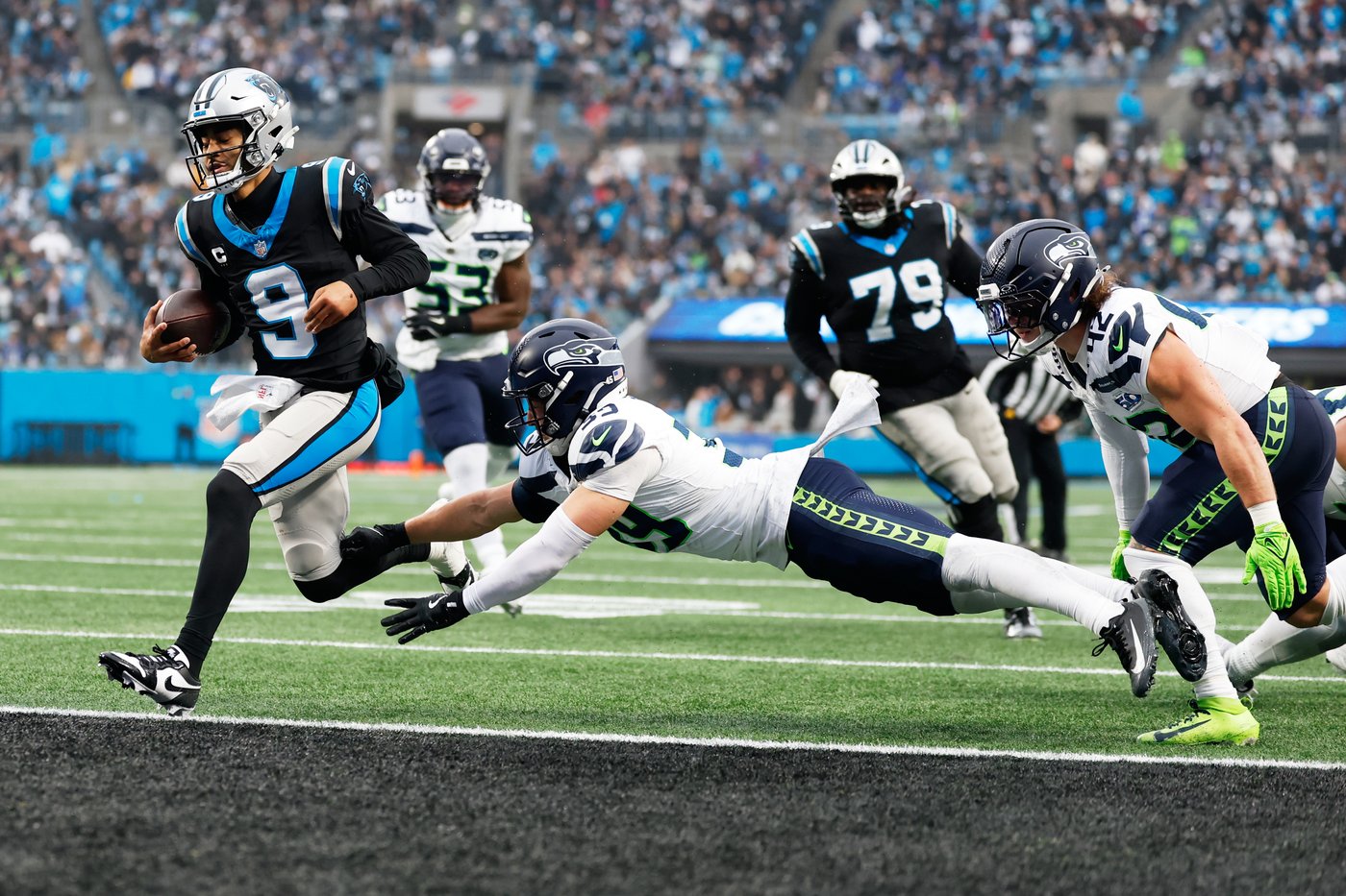 Seahawks close in on NFC's top seed with 27-10 win over Panthers | iNFOnews.ca