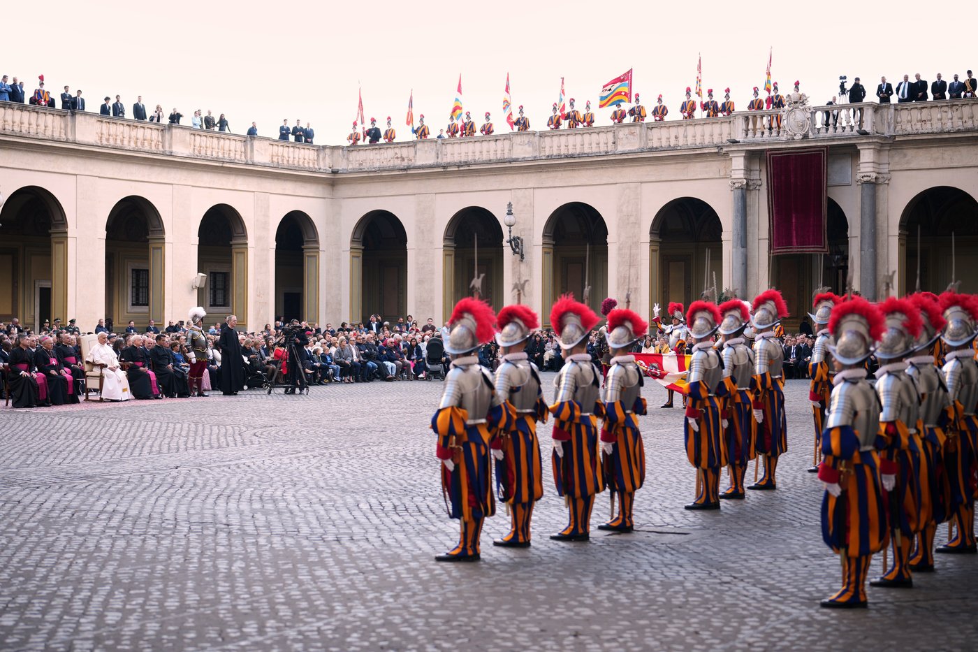 A look at Swiss Guards preparing for a swearing-in ceremony attended by the Pope, in photos | iNFOnews.ca