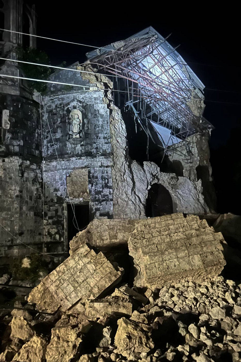 Strong earthquake kills 20 people in a central Philippine region hit by deadly storm just days ago | iNFOnews.ca