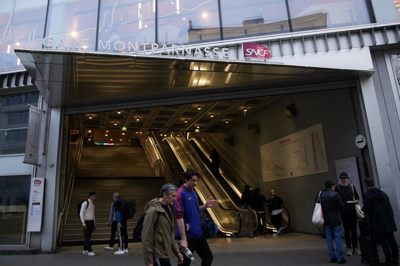 Police in Paris wound knife-wielding man at Montparnasse train station | iNFOnews.ca Police in Paris wound knife-wielding man at Montparnasse train station | iNFOnews.ca