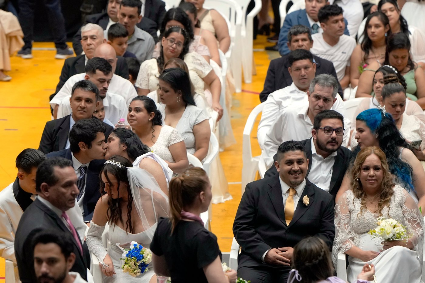 Over 600 couples tie the knot in Asunción, Paraguay's mass civil wedding | iNFOnews.ca
