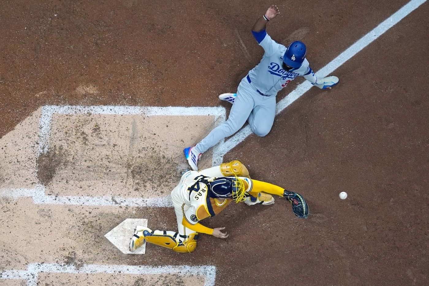 Brewers turn potential grand slam by Dodgers slugger Max Muncy into wild double play in NLCS | iNFOnews.ca Brewers turn potential grand slam by Dodgers slugger Max Muncy into wild double play in NLCS | iNFOnews.ca
