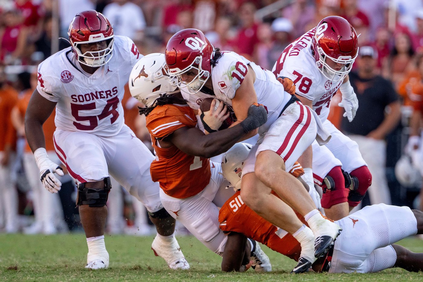 Oklahoma QB John Mateer throws 3 interceptions vs. Texas in return 3 weeks after hand injury | iNFOnews.ca