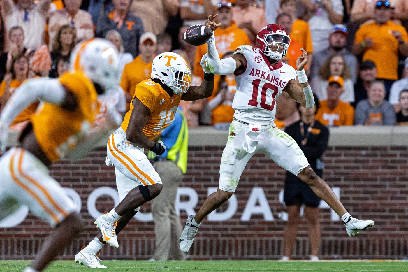 DeSean Bishop runs for 146 yards and a TD to lead No. 12 Tennessee past Arkansas, 34-31 | iNFOnews.ca