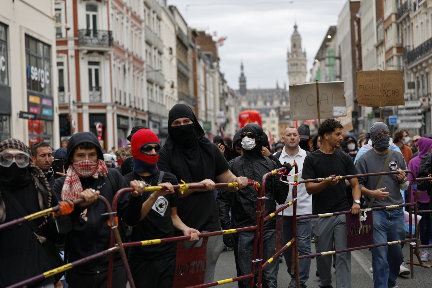 Protesters block roads and start fires across France to challenge the new prime minister, in photos | iNFOnews.ca