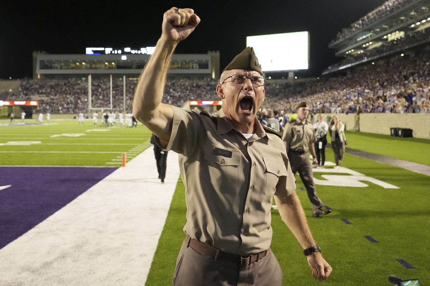 Hellums accounts for 3 TDs, scores with 2:52 left to push Army past Kansas State 24-21 | iNFOnews.ca