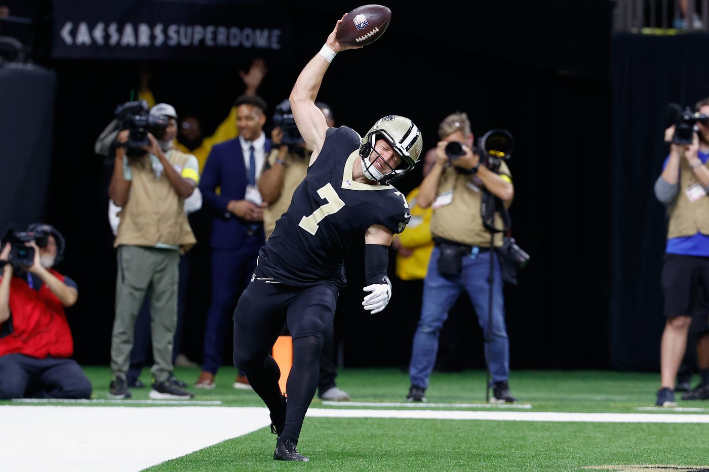 Maye throws 3 TD passes and the Patriots hold on to beat the Saints 25-19 | iNFOnews.ca