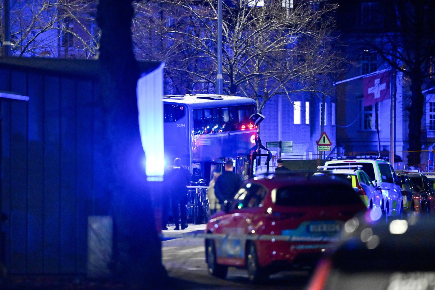 A bus crashes into a bus stop in Stockholm, killing 3 people and injuring 3 | iNFOnews.ca A bus crashes into a bus stop in Stockholm, killing 3 people and injuring 3 | iNFOnews.ca