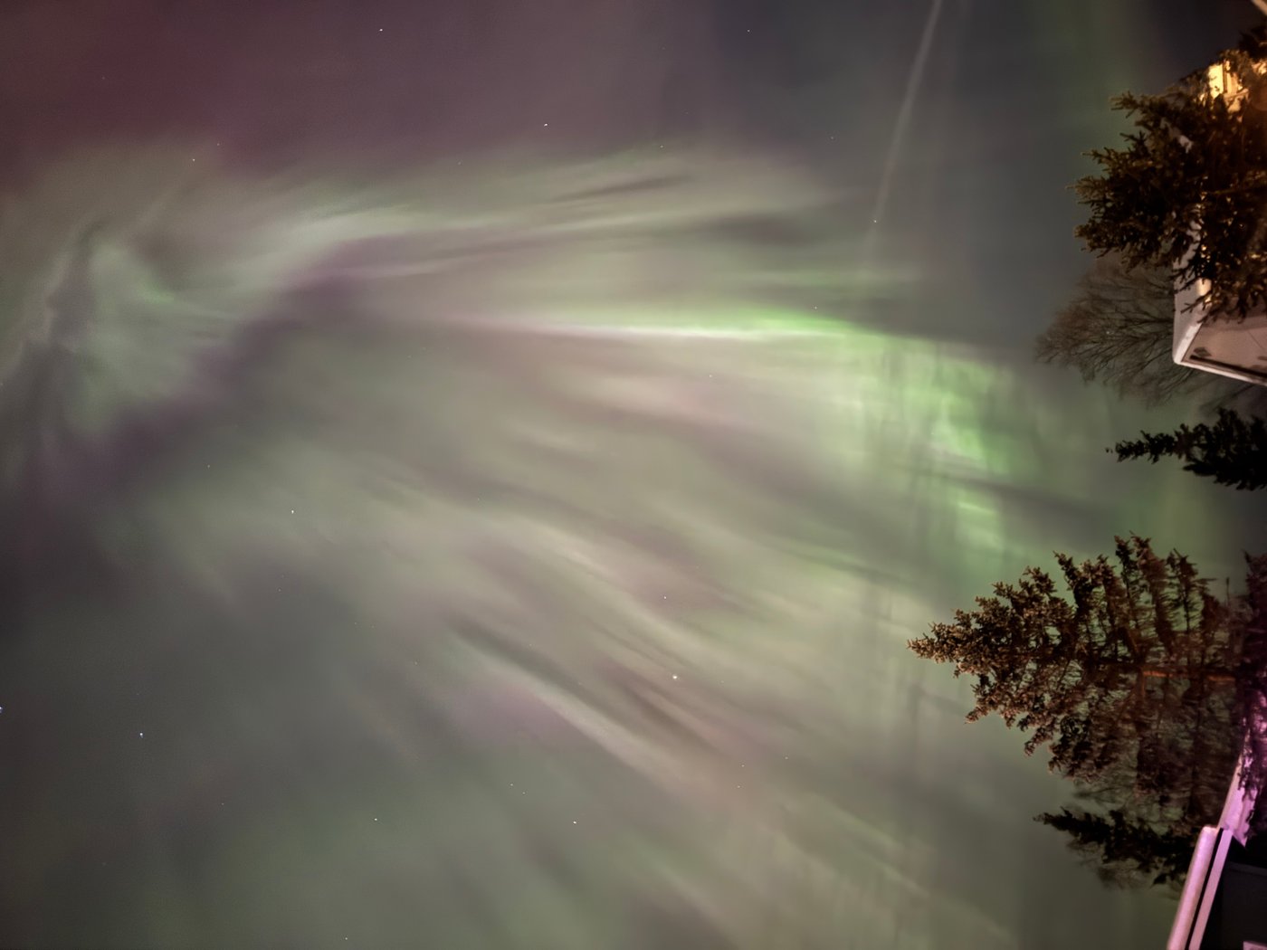 Aurora lights up Alaska skies with stunning green and red display | iNFOnews.ca