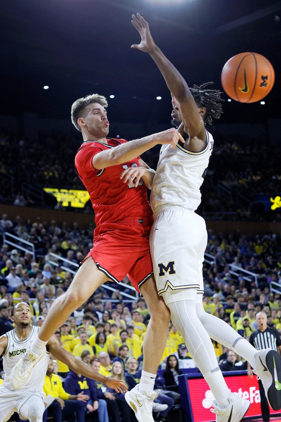 Johnson scores 22 as No. 3 Michigan routs Rutgers 101-60 | iNFOnews.ca Johnson scores 22 as No. 3 Michigan routs Rutgers 101-60 | iNFOnews.ca