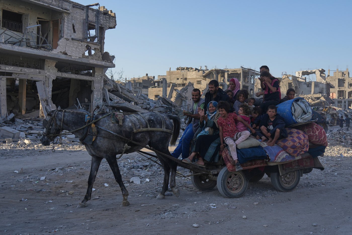 Returning to ruins: Photos of Palestinian families going home | iNFOnews.ca