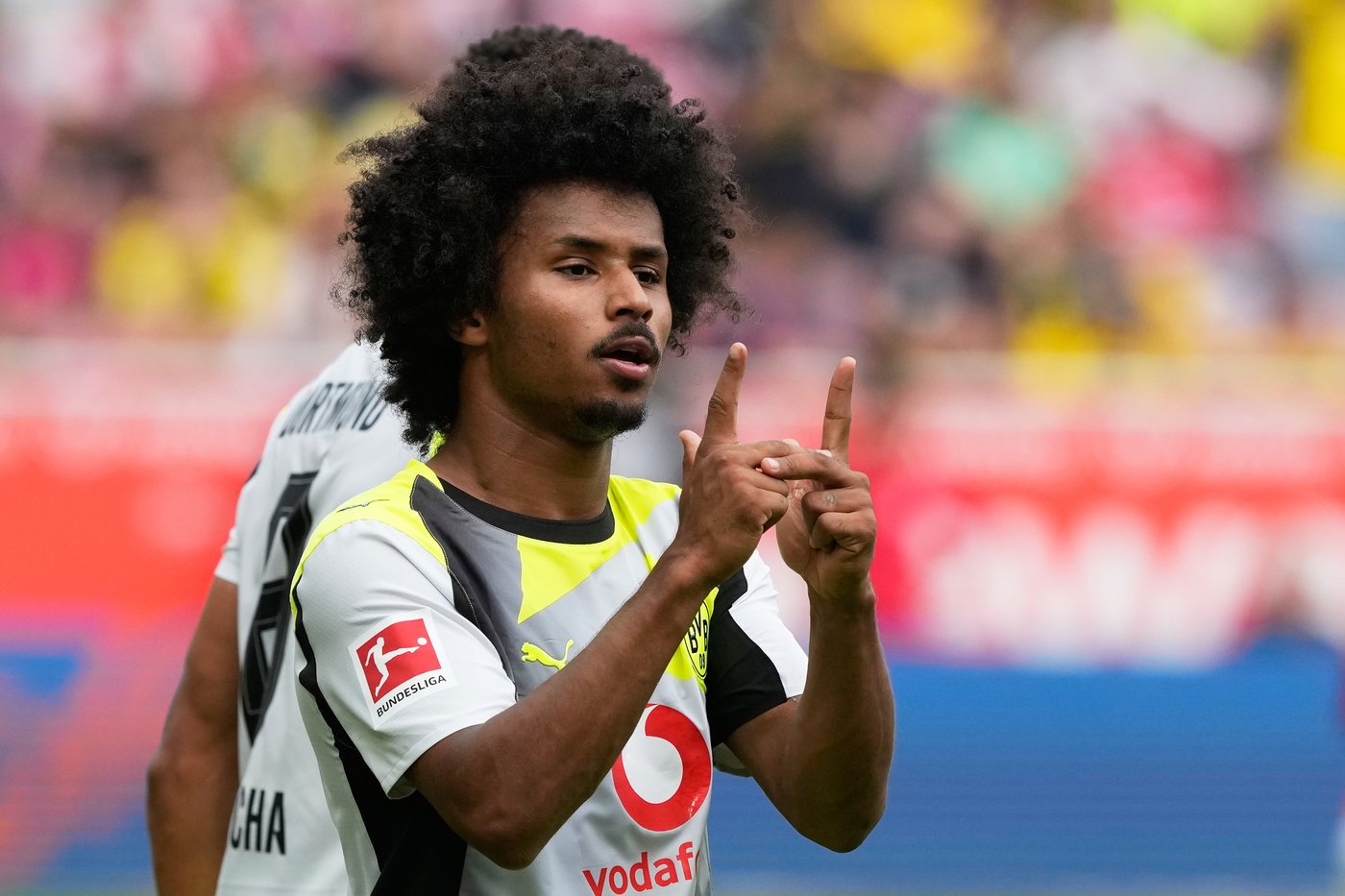 Dortmund beats Mainz 2-0 to keep pace with Bayern in Bundesliga, Frankfurt wins 10-goal spectacle | iNFOnews.ca