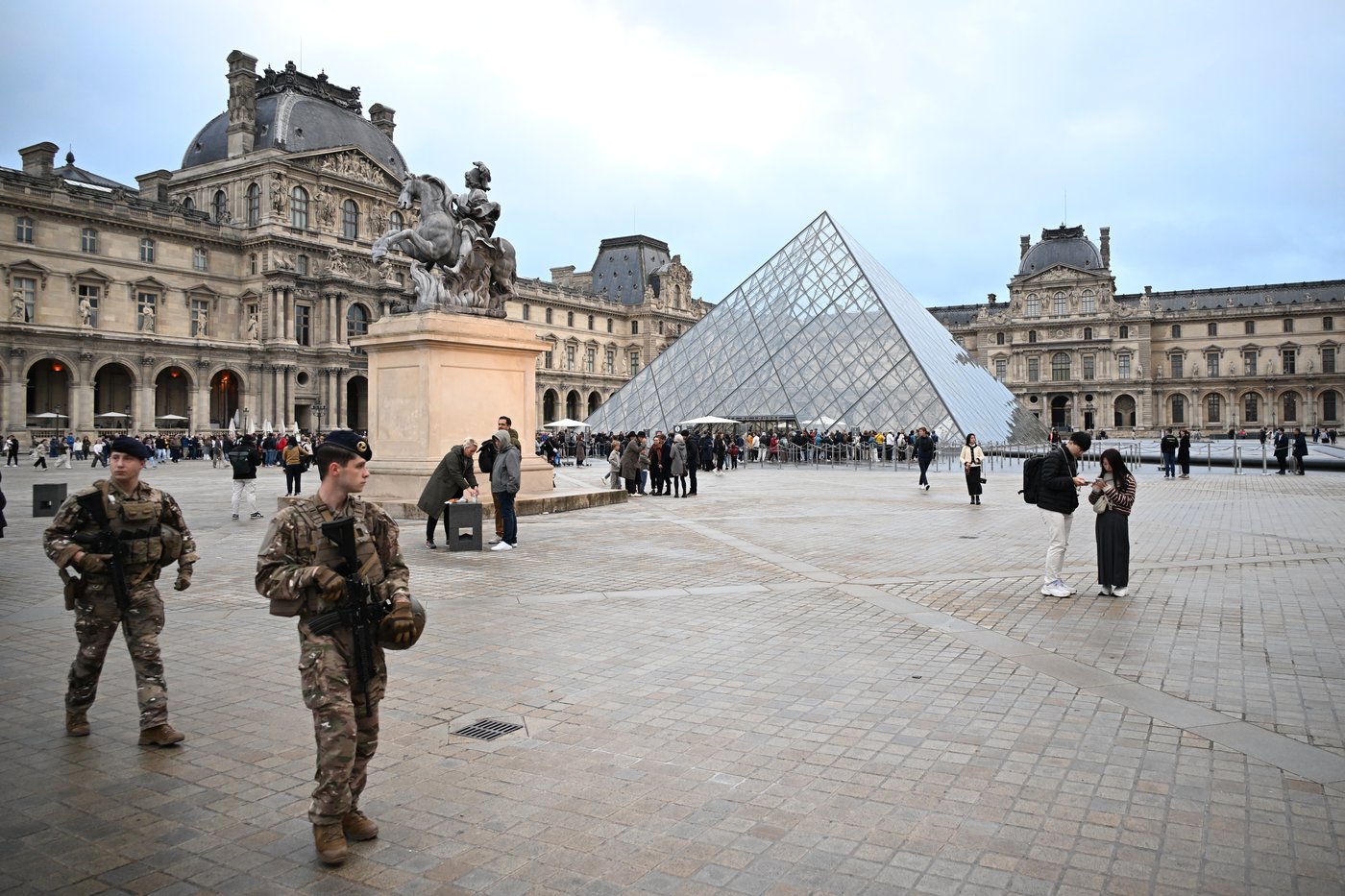 Louvre remains closed one day after jewel heist | iNFOnews.ca Louvre remains closed one day after jewel heist | iNFOnews.ca