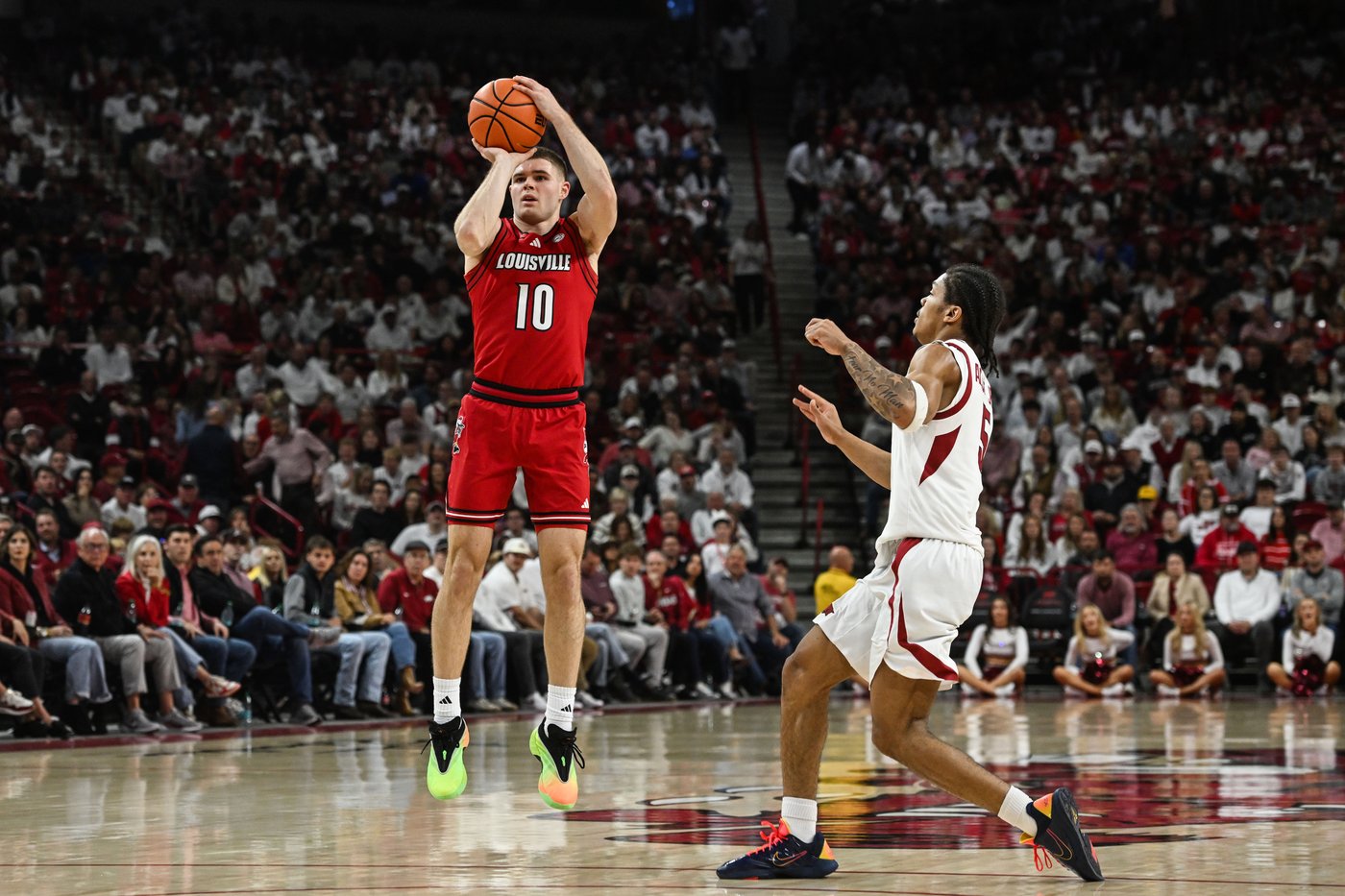 Brazile scores 21 points as No. 25 Arkansas hands No. 6 Louisville its 1st loss, 89-80 | iNFOnews.ca Brazile scores 21 points as No. 25 Arkansas hands No. 6 Louisville its 1st loss, 89-80 | iNFOnews.ca