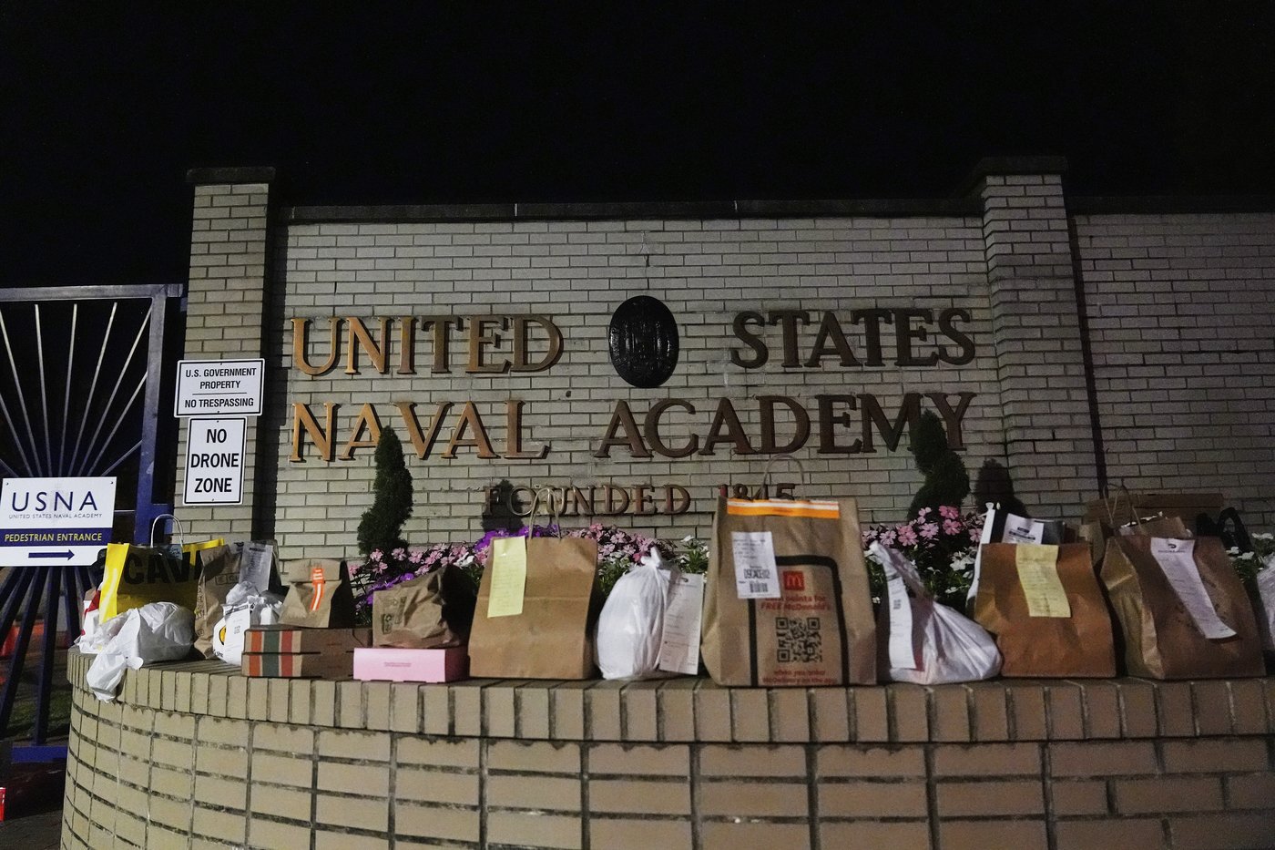 Officials clear building at US Naval Academy following reports of threats, 1 person injured | iNFOnews.ca