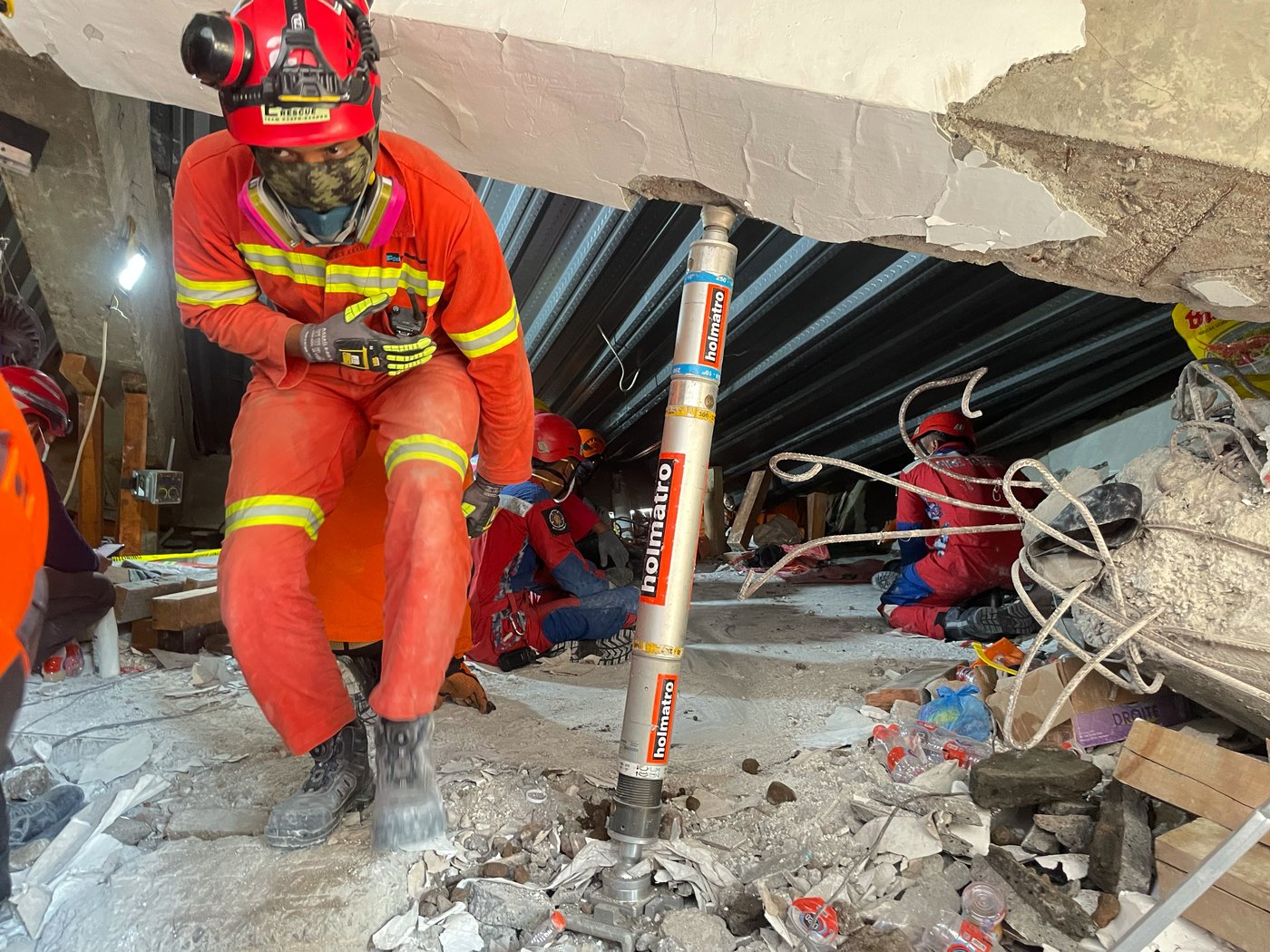 Indonesian rescue workers 'racing against time' in search for dozens in rubble of collapsed school | iNFOnews.ca Indonesian rescue workers 'racing against time' in search for dozens in rubble of collapsed school | iNFOnews.ca