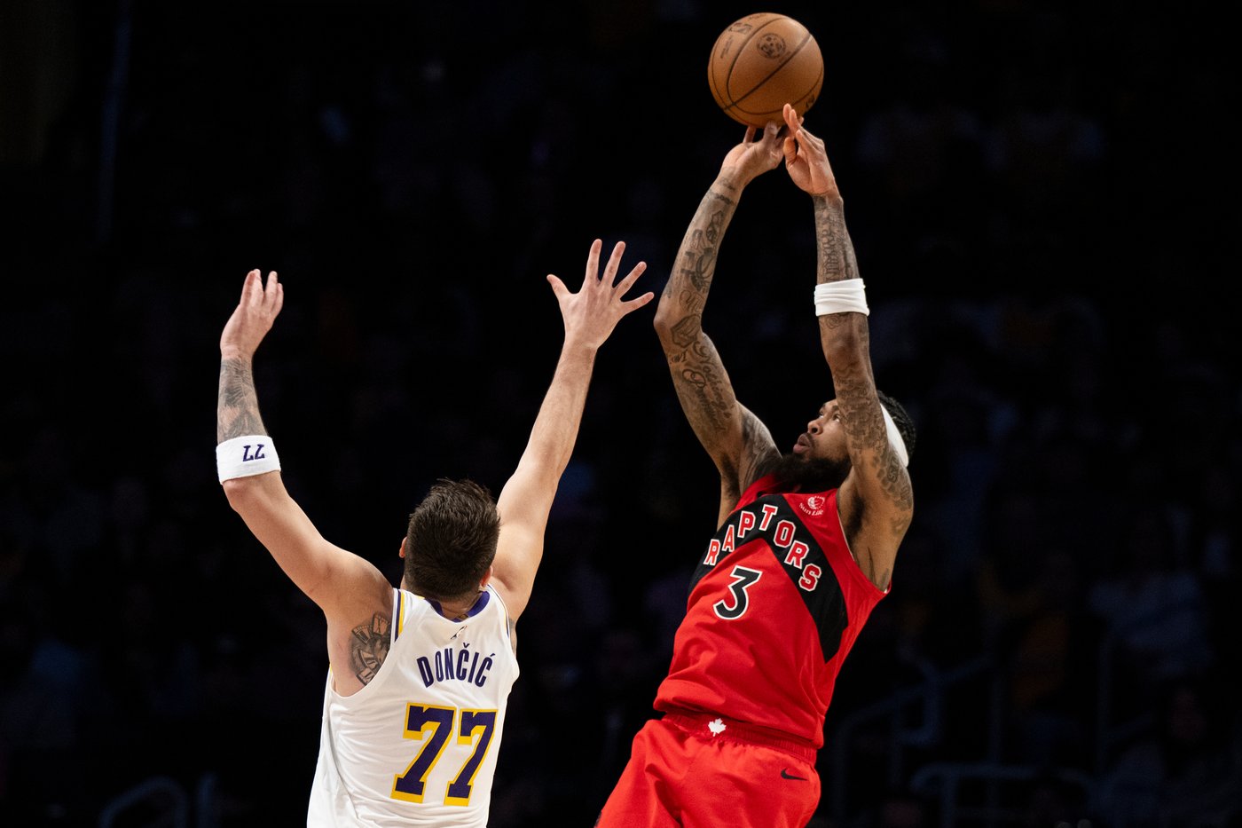Luka, LeBron get Lakers back into form in 110-93 victory over Raptors | iNFOnews.ca