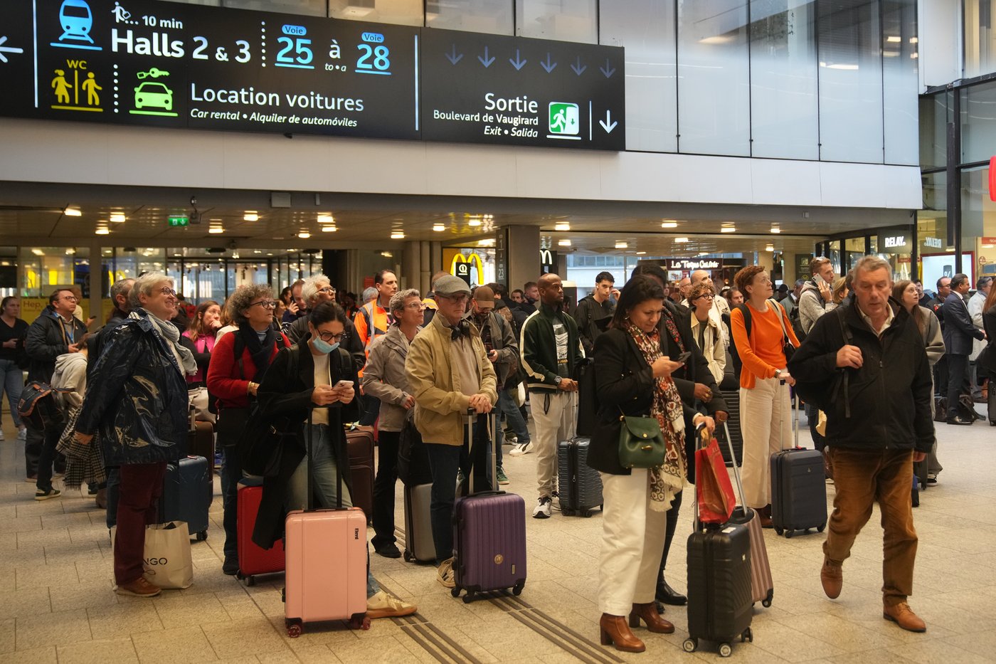 Police in Paris wound knife-wielding man at Montparnasse train station | iNFOnews.ca Police in Paris wound knife-wielding man at Montparnasse train station | iNFOnews.ca