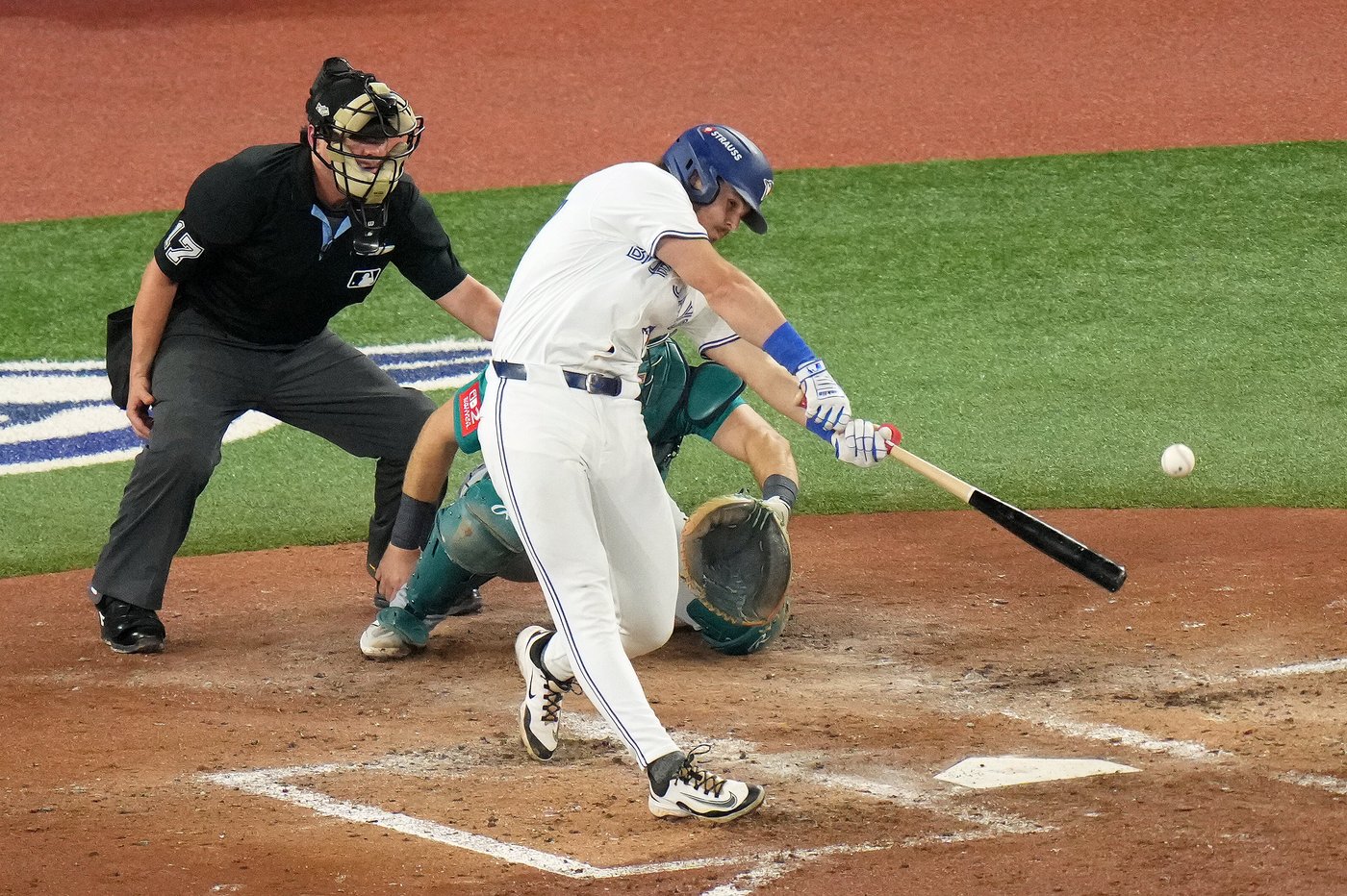 Photo Gallery: Blue Jays force Game 7 in ALCS with 6-2 win | iNFOnews.ca