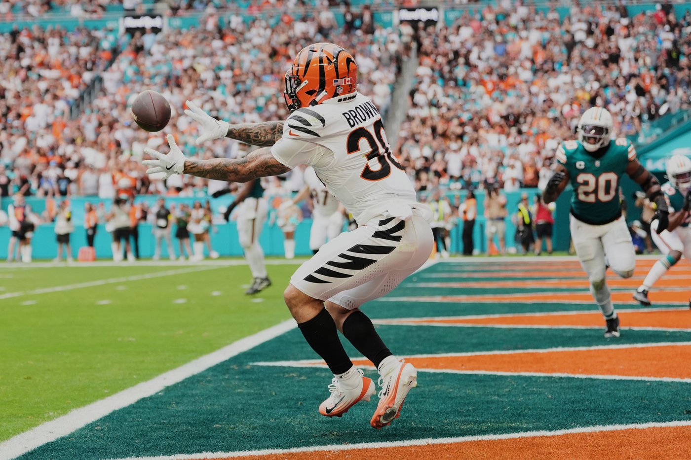 Joe Burrow throws for 309 yards and 4 TDs as Bengals rout Dolphins 45-21 | iNFOnews.ca