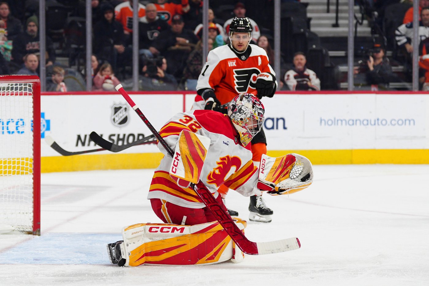 Huberdeau scores twice to lift Flames over Flyers 2-1 | iNFOnews.ca