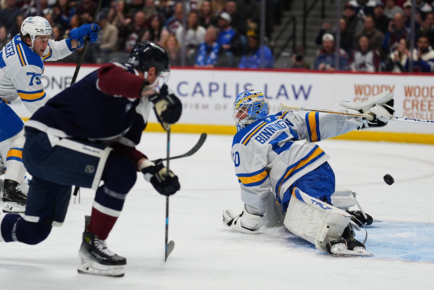 MacKinnon scores 400th goal and Nichushkin nets hat trick as Avalanche rout Blues 6-1 | iNFOnews.ca