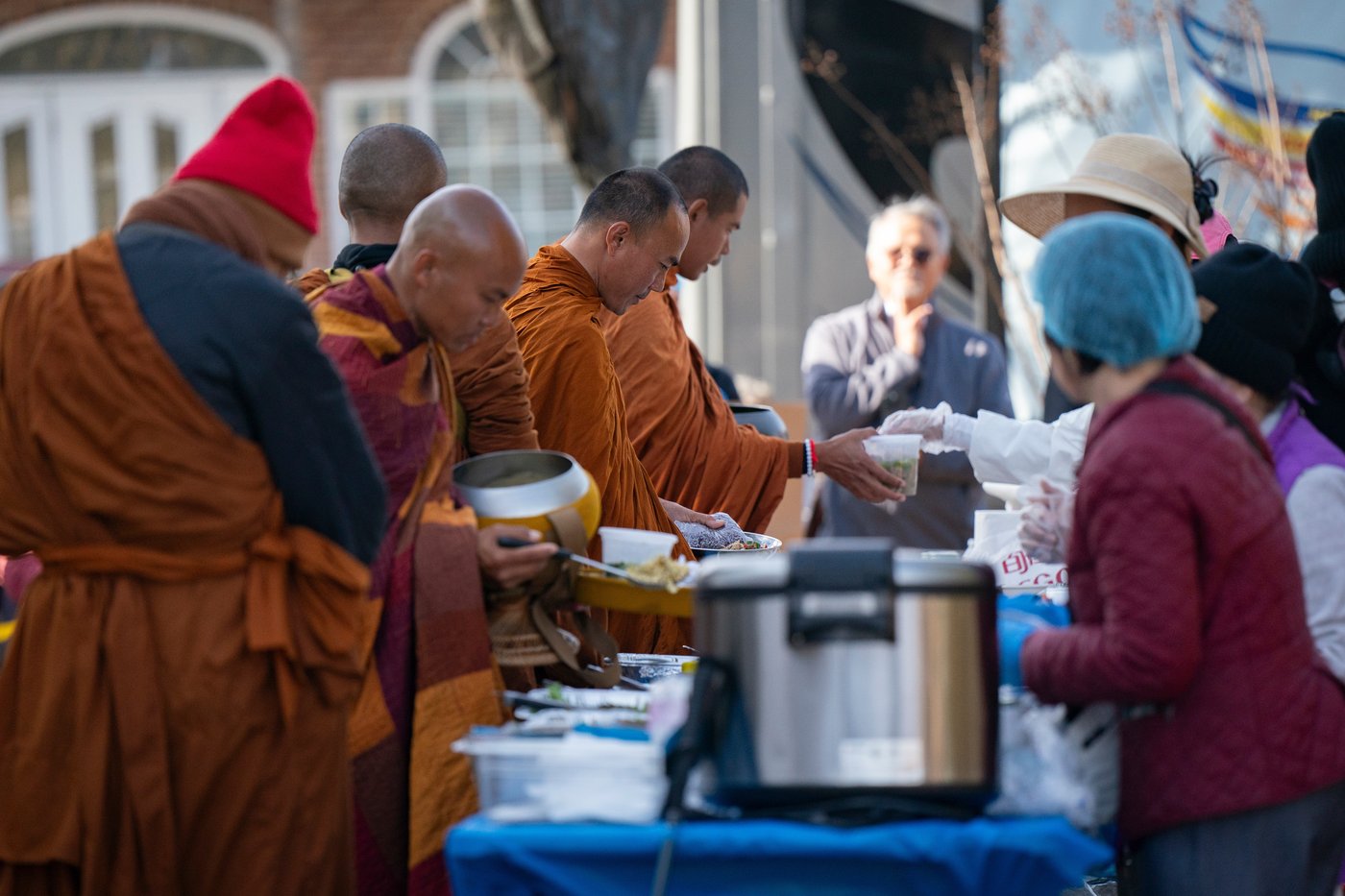 Buddhist monks and their dog captivate Americans while walking for peace | iNFOnews.ca