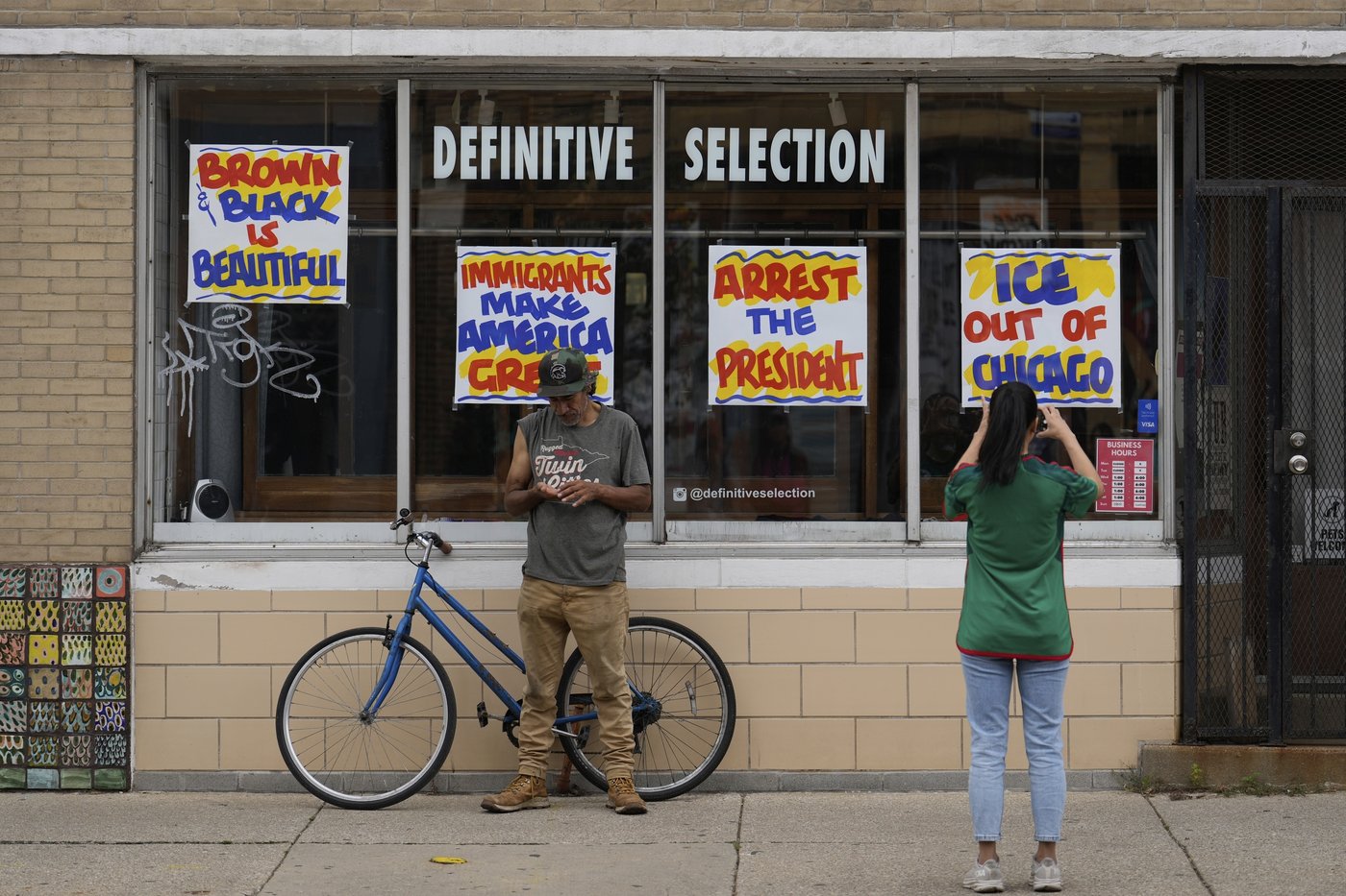 Chicagoans change routines as immigration crackdown looms. Some carry passports and avoid stores | iNFOnews.ca Chicagoans change routines as immigration crackdown looms. Some carry passports and avoid stores | iNFOnews.ca