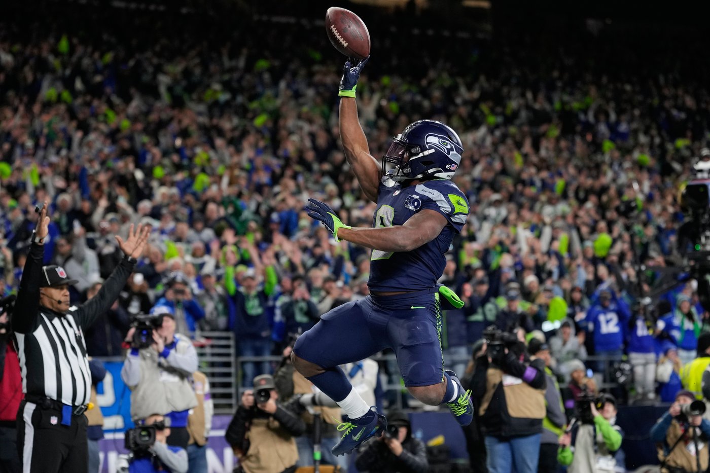 Seahawks dominate 49ers from opening kick, advance to NFC title game with 41-6 win | iNFOnews.ca