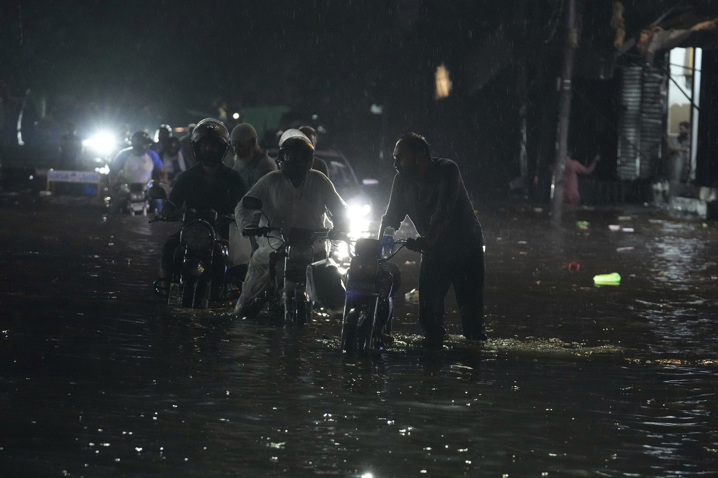 Pakistan evacuates 25,000 people from eastern city as rivers threaten flooding | iNFOnews.ca