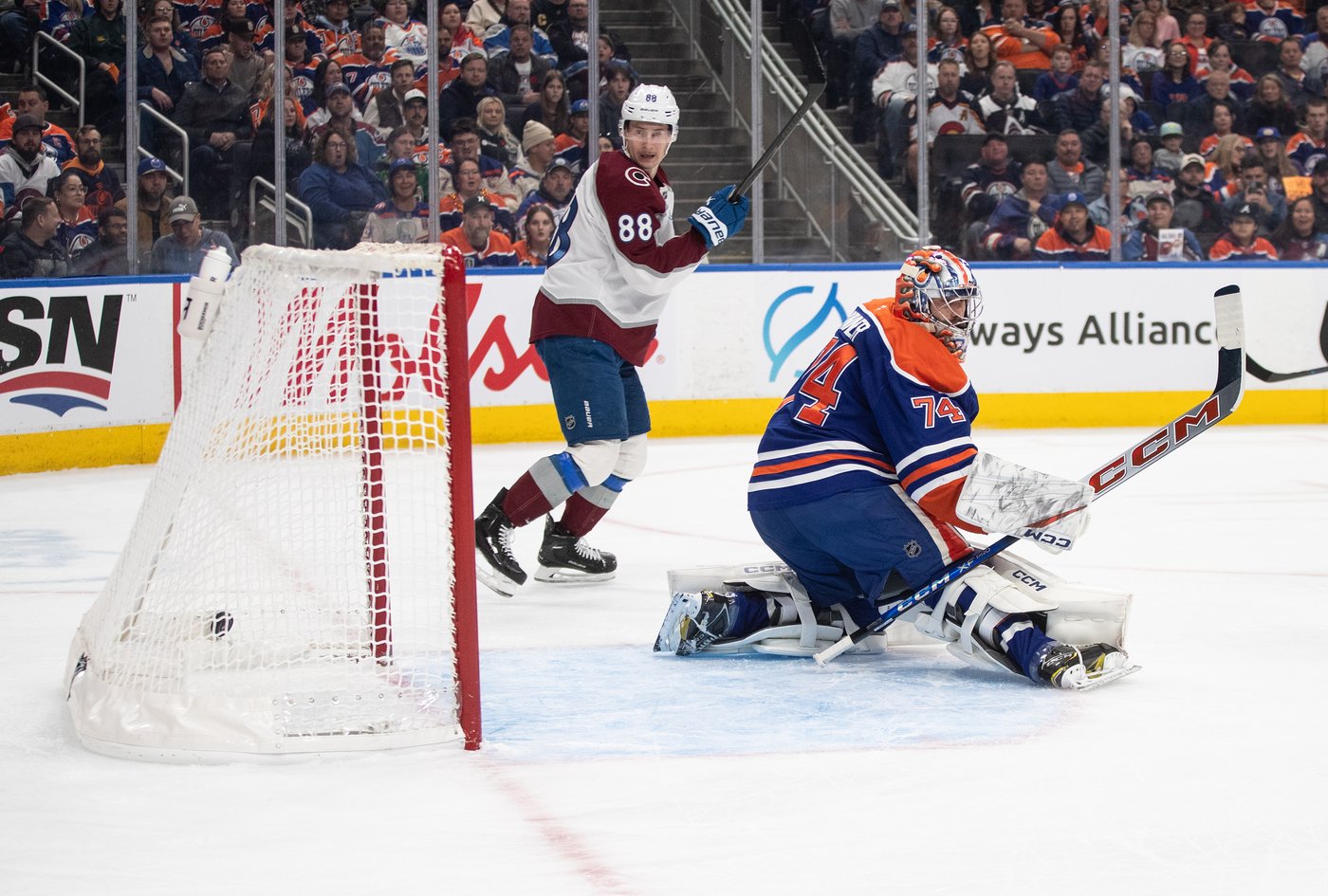 MacKinnon helps rolling Avalanche crush Oilers 9-1 | iNFOnews.ca