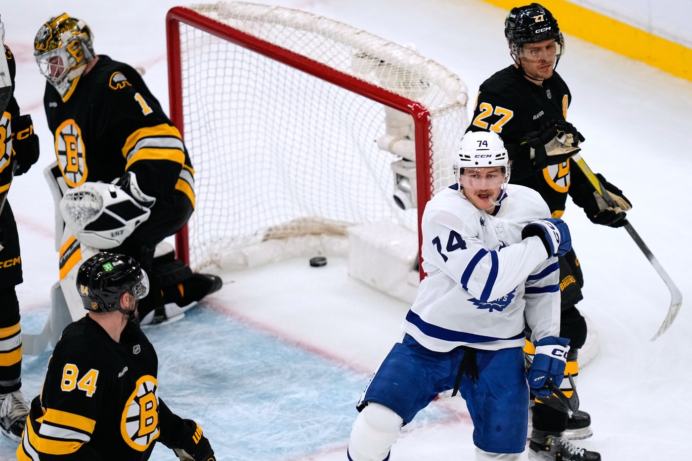 Pastrnak scores twice, hits 400-goal milestone as Bruins beat Maple Leafs | iNFOnews.ca