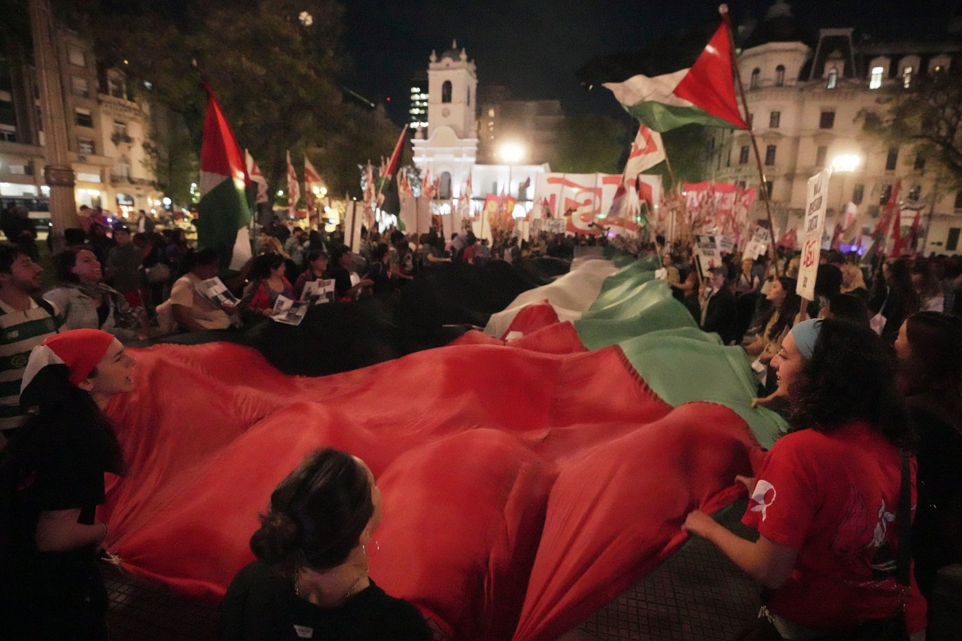 Photos show widespread protests after Israeli forces intercept Gaza-bound flotilla | iNFOnews.ca
