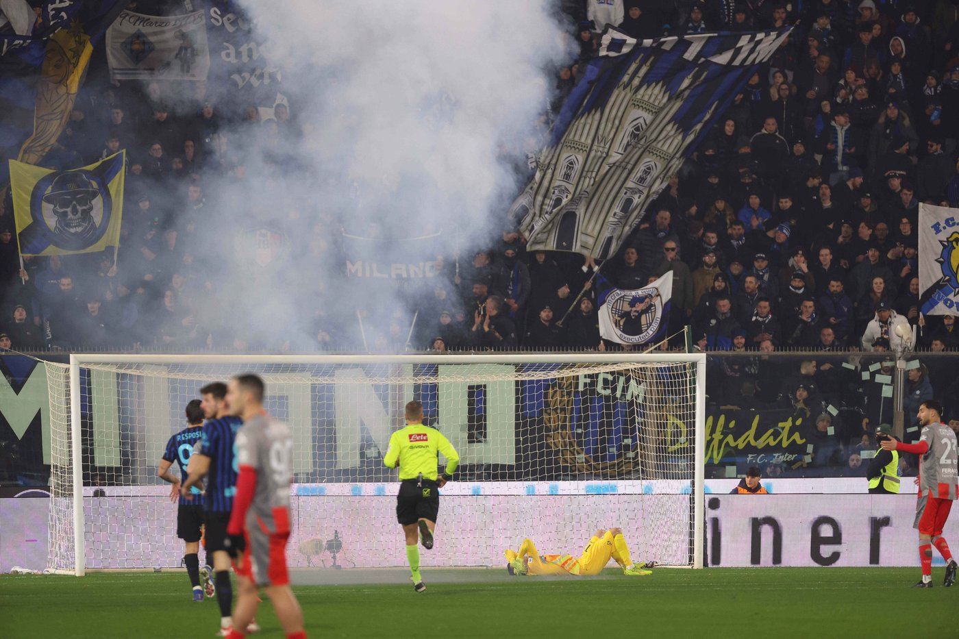 Inter Milan match briefly halted after flare hits Cremonese goalkeeper | iNFOnews.ca