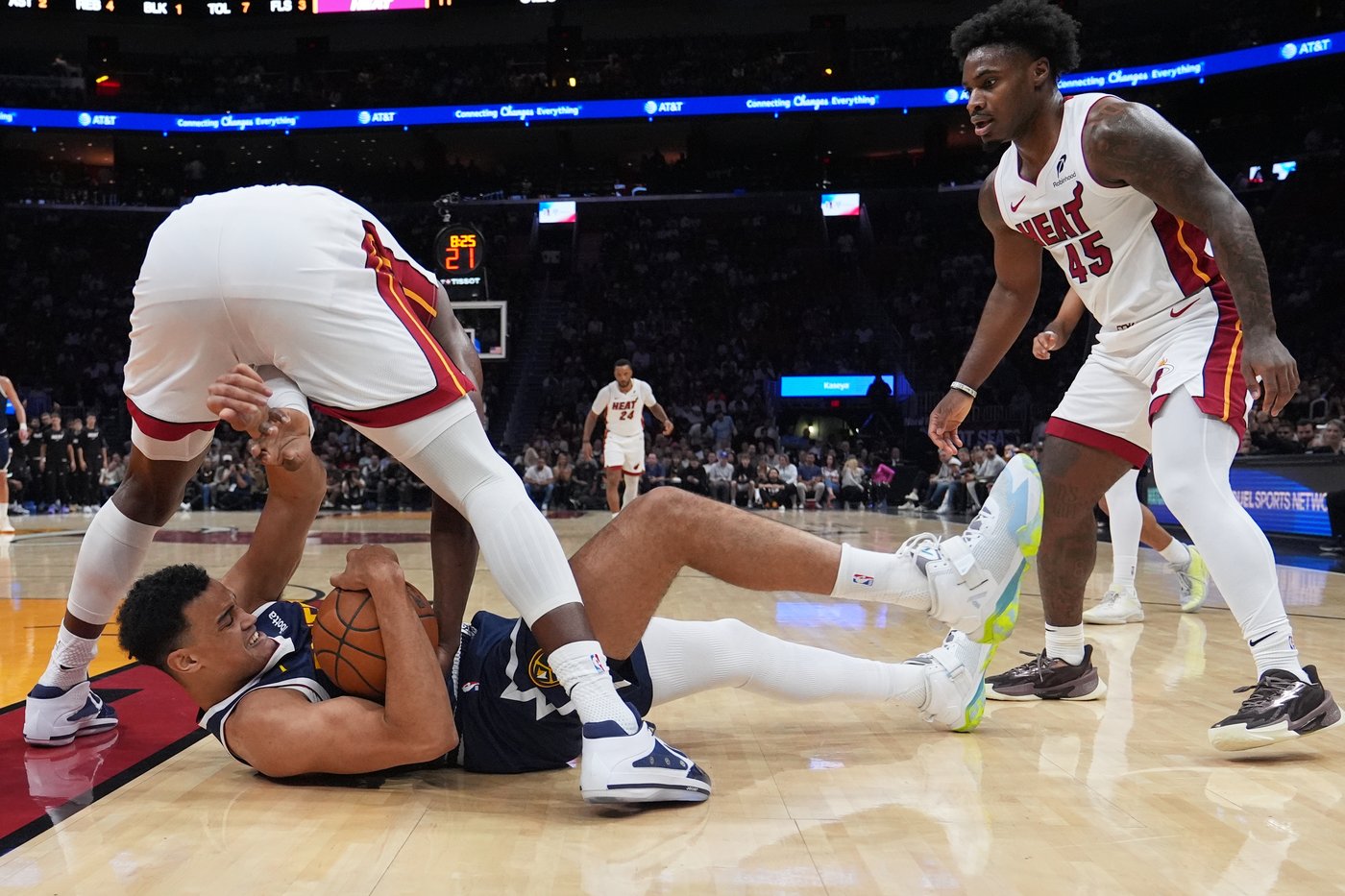 Jokic gets hurt late in 1st half, Heat pull away from there to top Nuggets | iNFOnews.ca