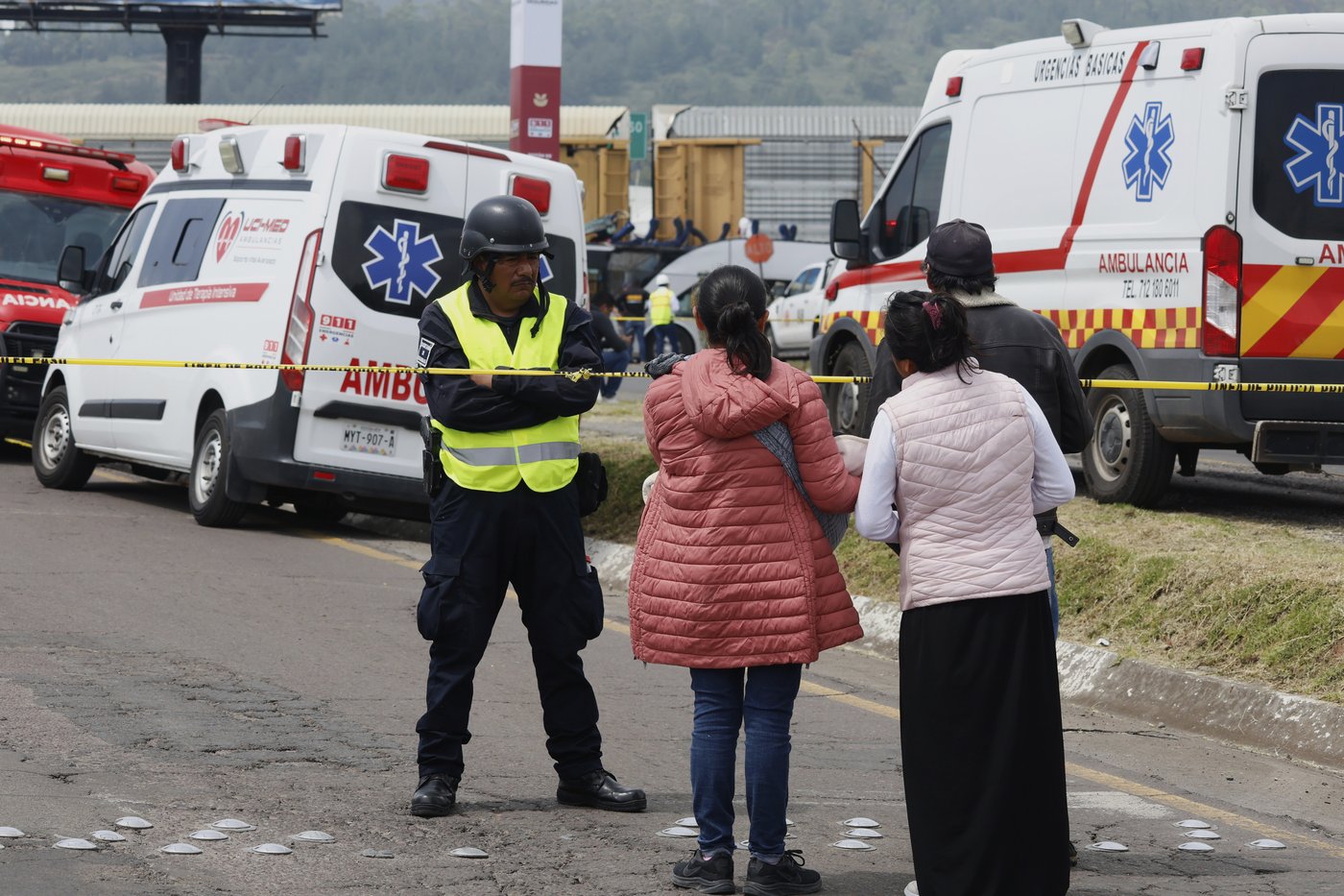 Freight train slams into a bus outside Mexico City and kills at least 10 people | iNFOnews.ca
