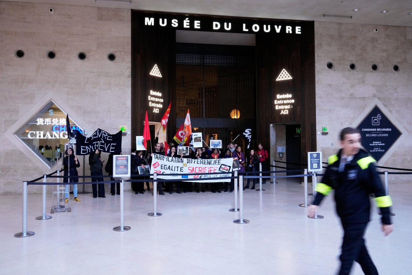 Louvre workers vote to strike in another blow to the Paris museum | iNFOnews.ca