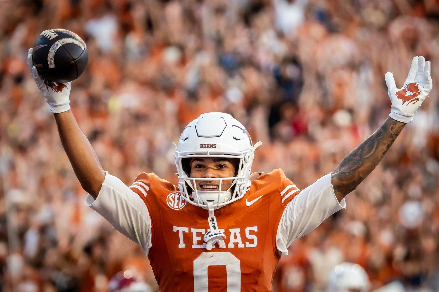 Arch Manning has 4 TDs passing, 1 rushing and 1 receiving as No. 17 Texas beats Arkansas 52-37 | iNFOnews.ca