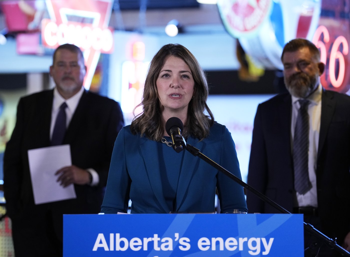 Alberta re-enters pipeline arena, plans to propose new oil pipeline to B.C. coast | iNFOnews.ca