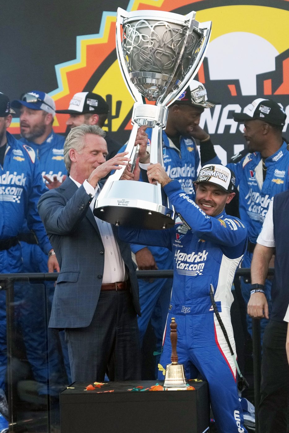 Kyle Larson wins second NASCAR championship, denying Denny Hamlin in overtime | iNFOnews.ca Kyle Larson wins second NASCAR championship, denying Denny Hamlin in overtime | iNFOnews.ca