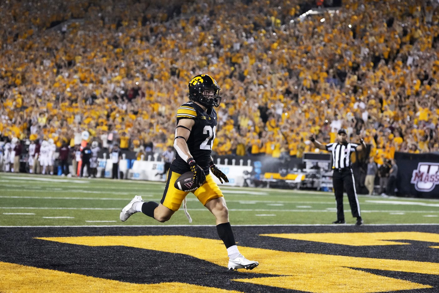 Iowa's Kirk Ferentz becomes Big Ten's winningest coach as Hawkeyes beat Massachusetts, 47-7 | iNFOnews.ca