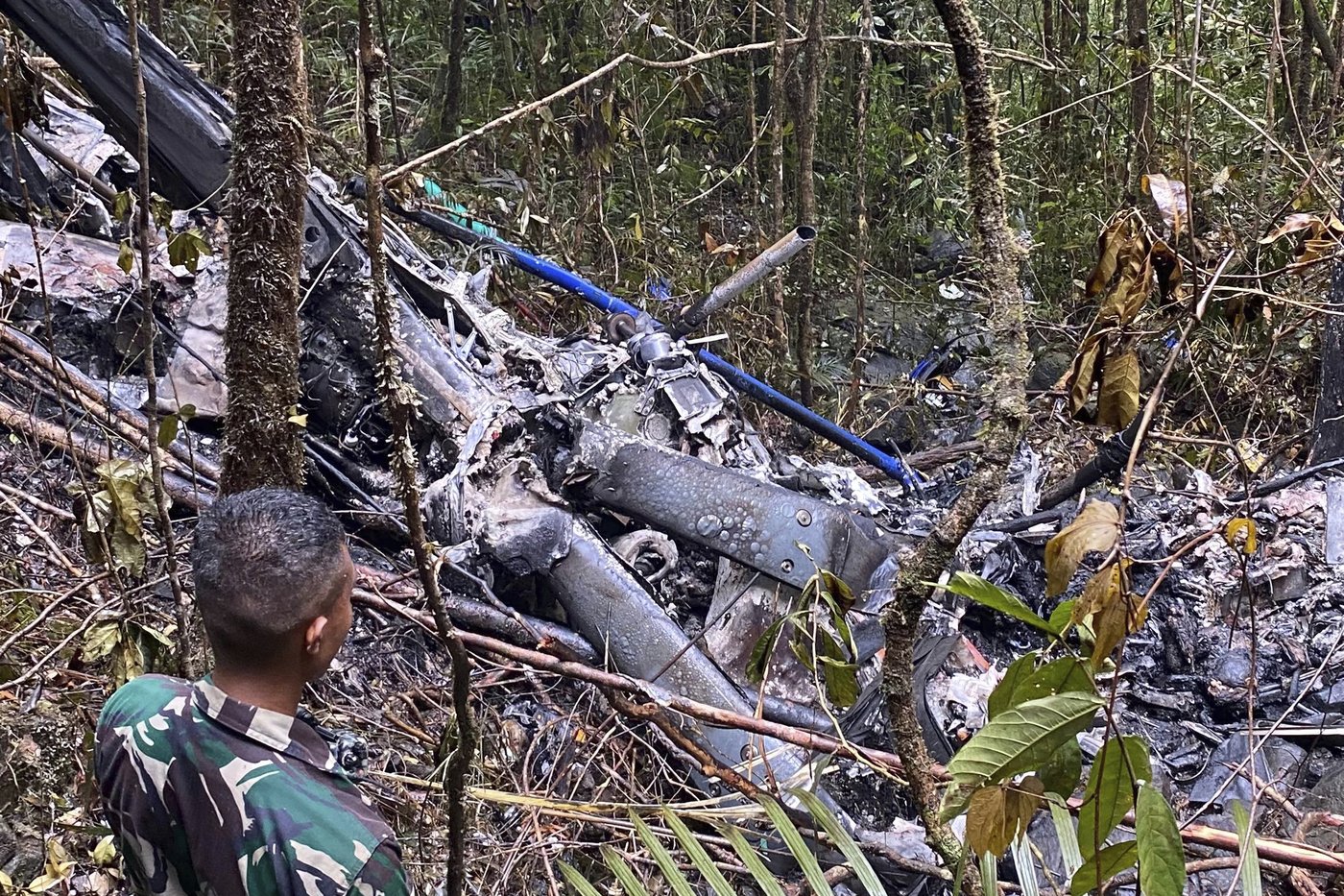 Indonesian rescuers find helicopter crash site on Borneo and recover 1 body so far | iNFOnews.ca Indonesian rescuers find helicopter crash site on Borneo and recover 1 body so far | iNFOnews.ca