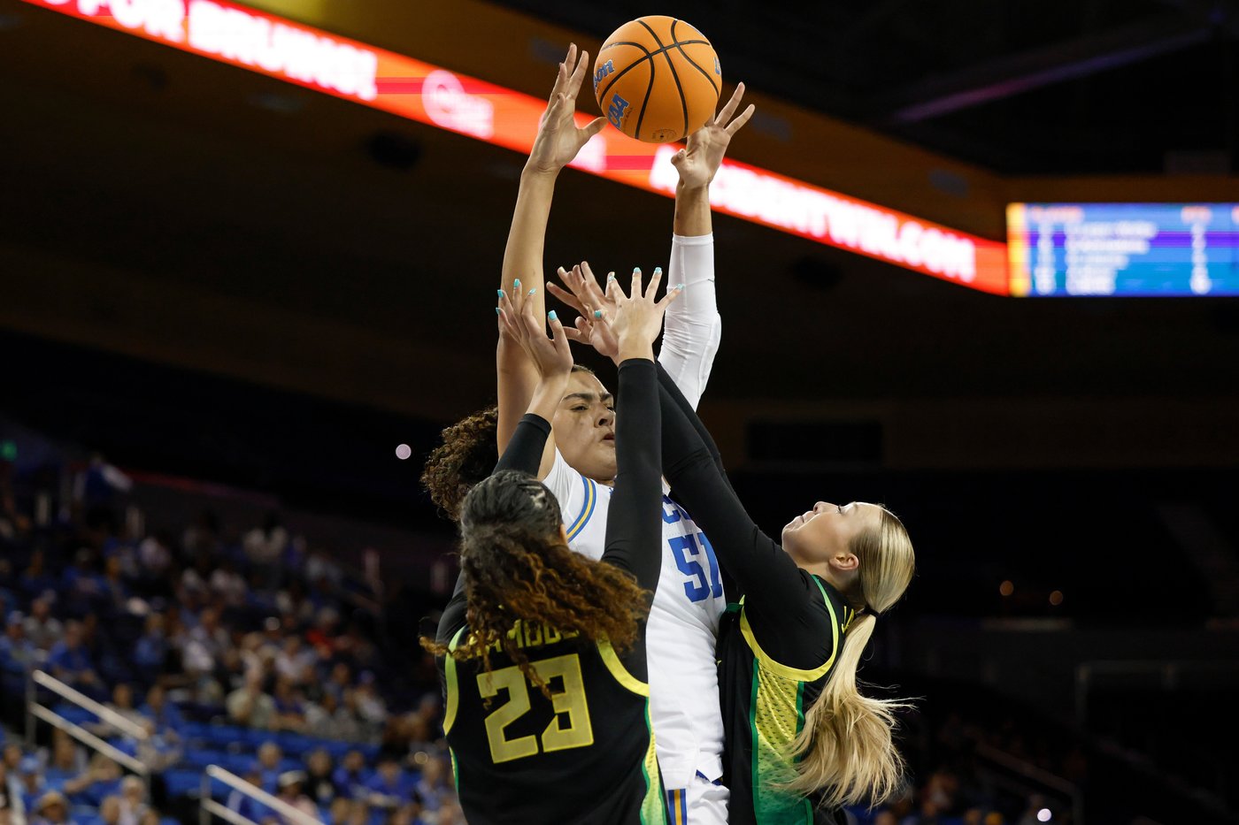 Lauren Betts leads No. 4 UCLA to 80-59 rout of Oregon in Big Ten opener | iNFOnews.ca