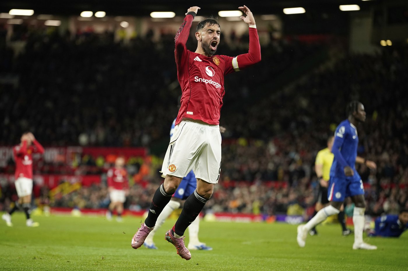 Man United wins chaotic match against Chelsea and Liverpool remains perfect | iNFOnews.ca