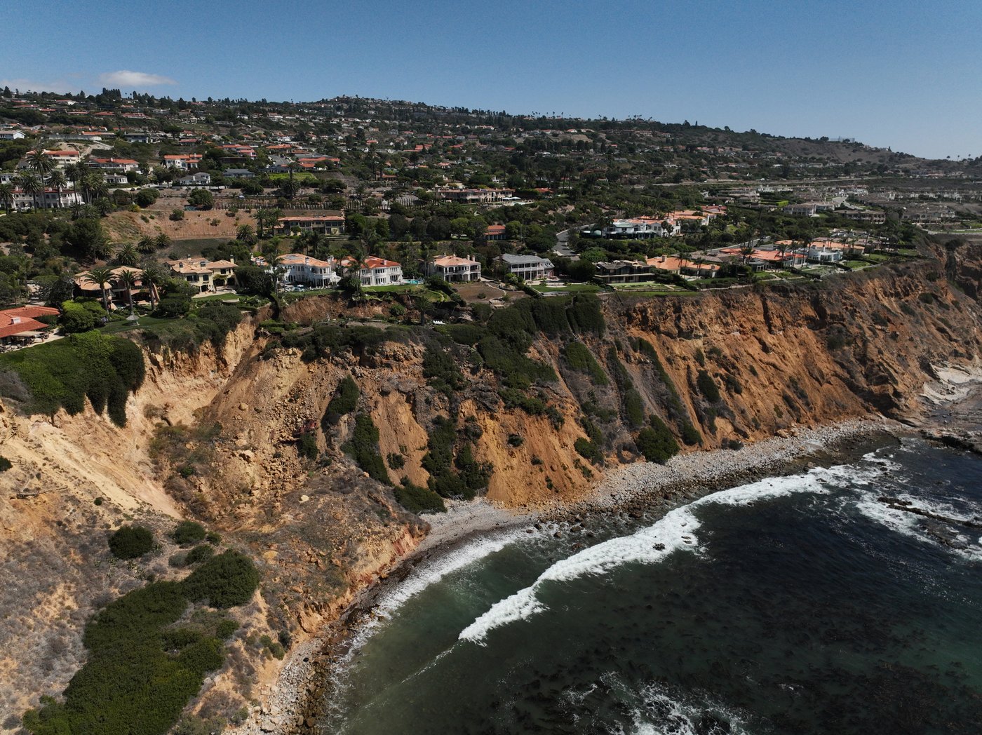 Hundreds of feet of coastal bluff in California fell toward the ocean in landslide-stricken town | iNFOnews.ca