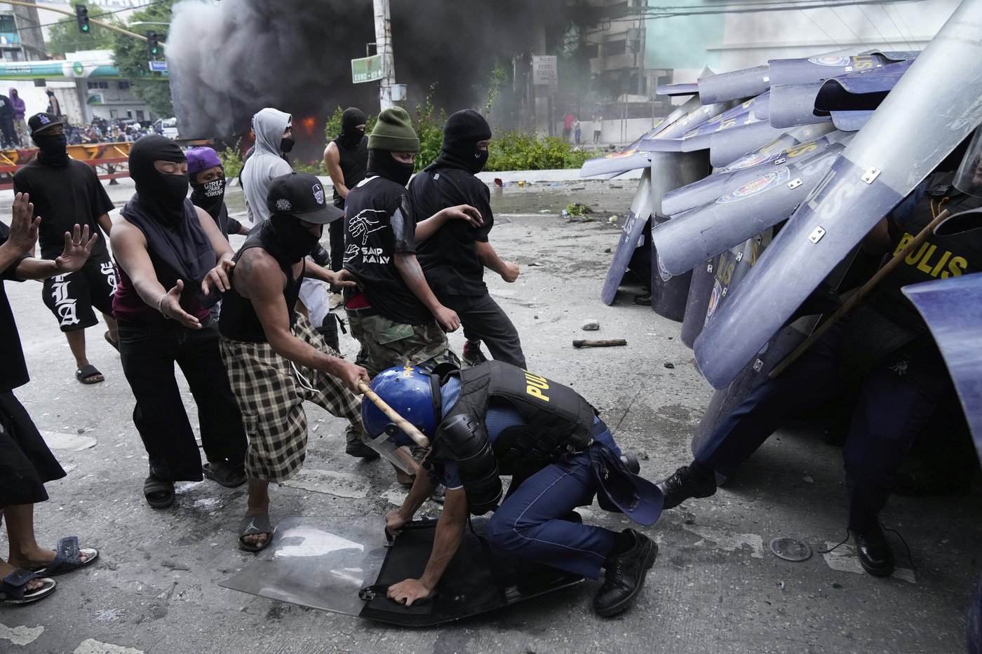 Philippine police arrested dozens after a violent clash near presidential palace, in photos | iNFOnews.ca