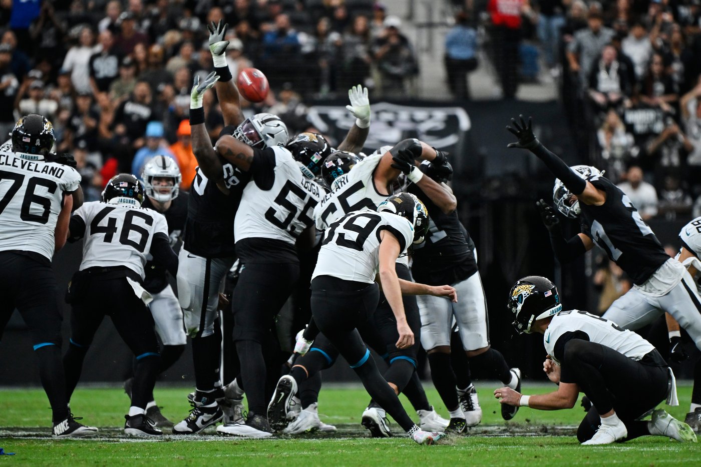 Trevor Lawrence scores in OT and Jags' DaVon Hamilton denies Raiders' 2-point try for 30-29 win | iNFOnews.ca Trevor Lawrence scores in OT and Jags' DaVon Hamilton denies Raiders' 2-point try for 30-29 win | iNFOnews.ca