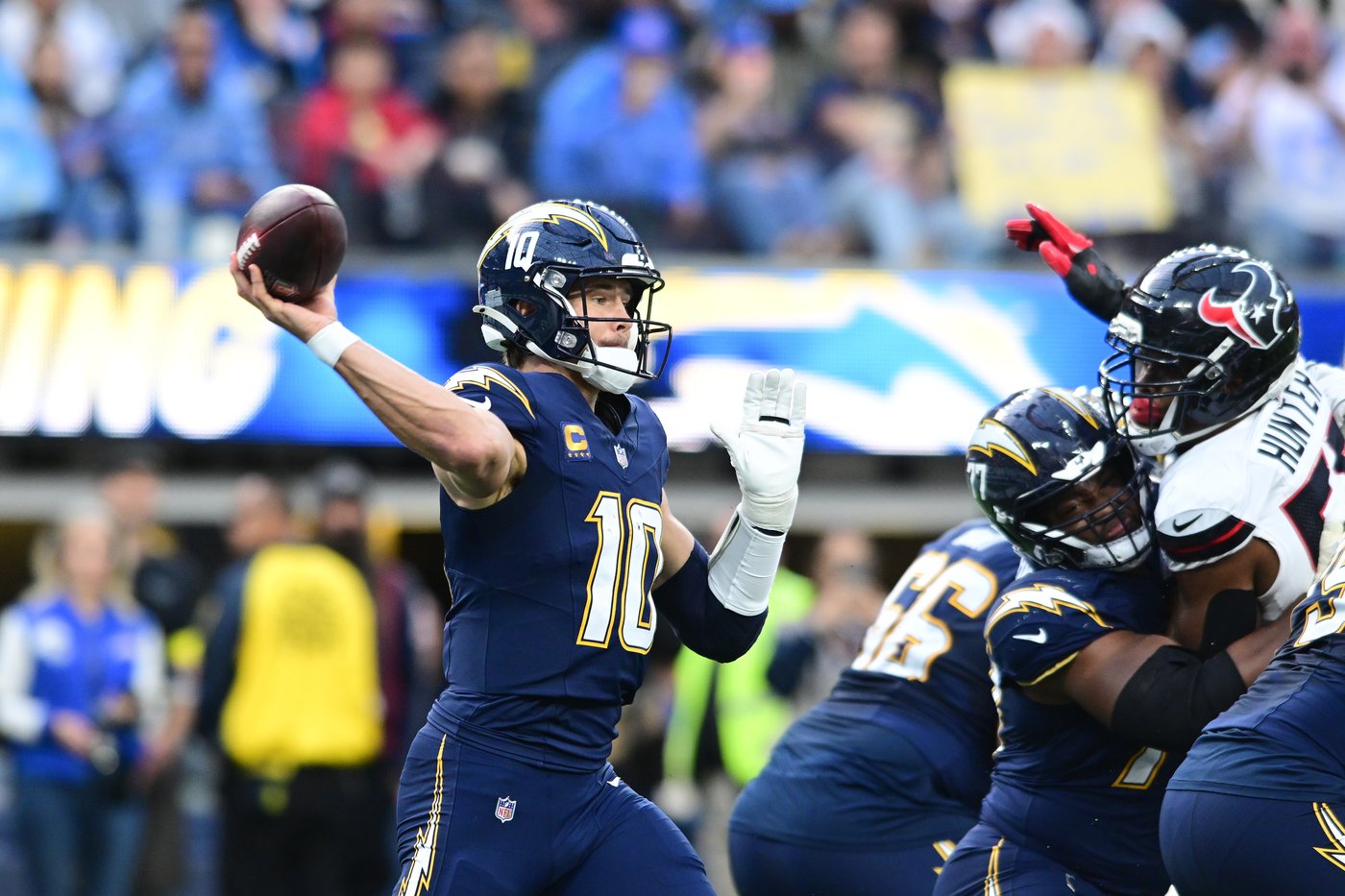 Drake Maye and Justin Herbert each looking for 1st playoff win as Patriots host Chargers | iNFOnews.ca