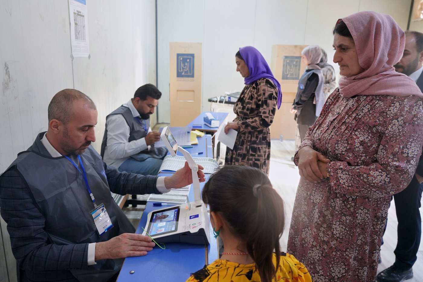 Photos show Iraqi security forces and displaced people voting early in parliamentary election | iNFOnews.ca
